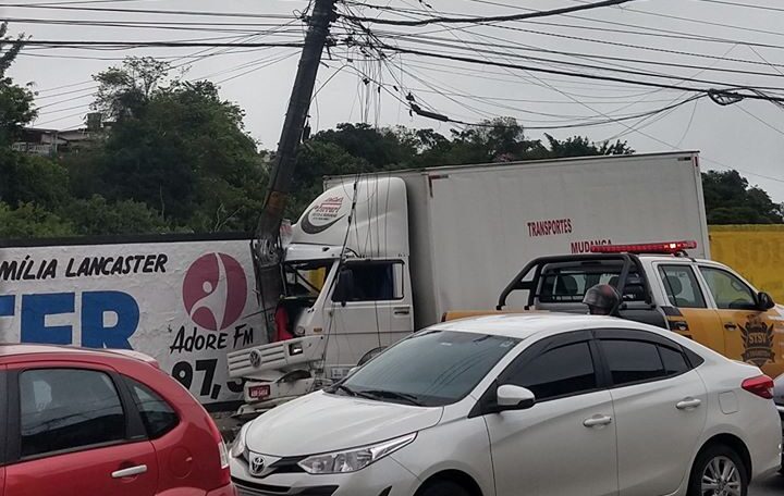 Acidente entre um caminhão e três carros deixa um ferido em Mauá