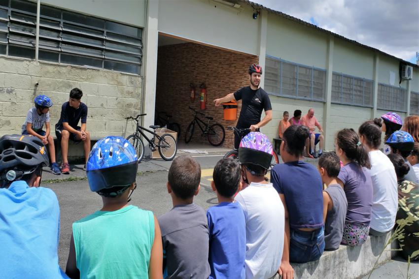 MBigucci  entrega bicicletas no Lar Pequeno Leão de S.Bernardo