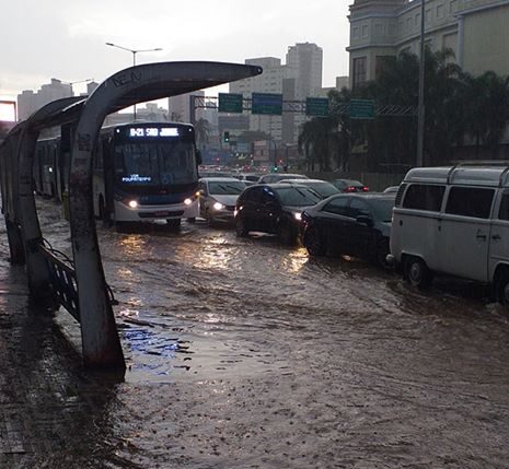 Chuvas causam alagamentos e transtornos aos moradores do ABCD