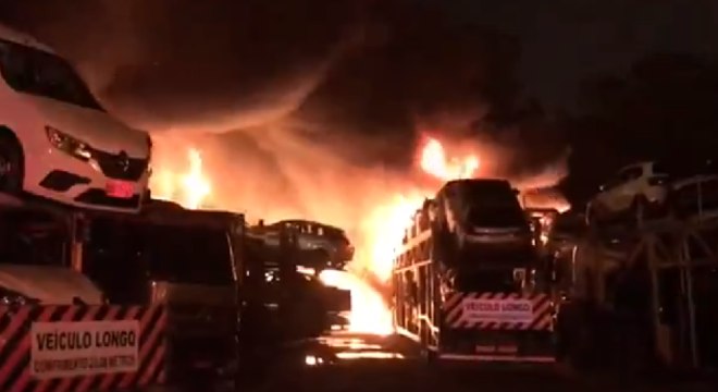 Incêndio atinge 95 veículos em pátio de empresa em São Bernardo