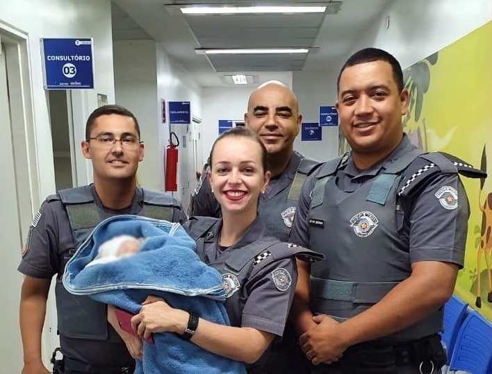 Policiais militares salvam bebê abandonado dentro de bueiro  