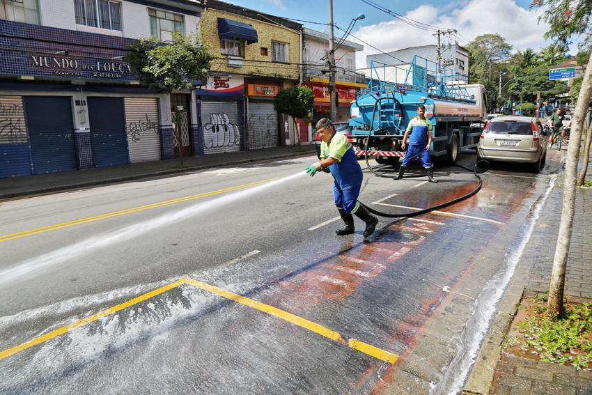 S.Caetano reforça limpeza de ruas com cloro em ação contra o coronavírus