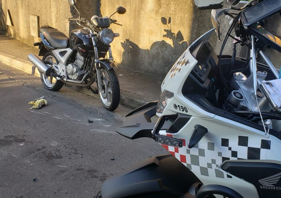 Ladrão em fuga com motocicleta bate em veículo e é preso em S.Bernardo