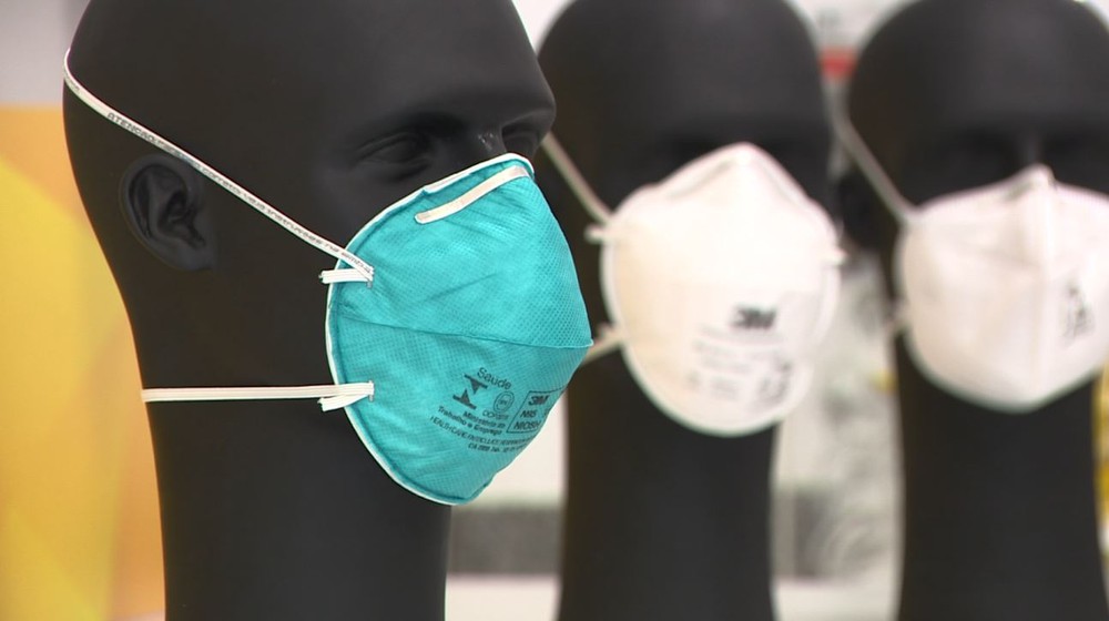 Presos de SP vão confeccionar 320 mil máscaras para proteção contra coronavírus