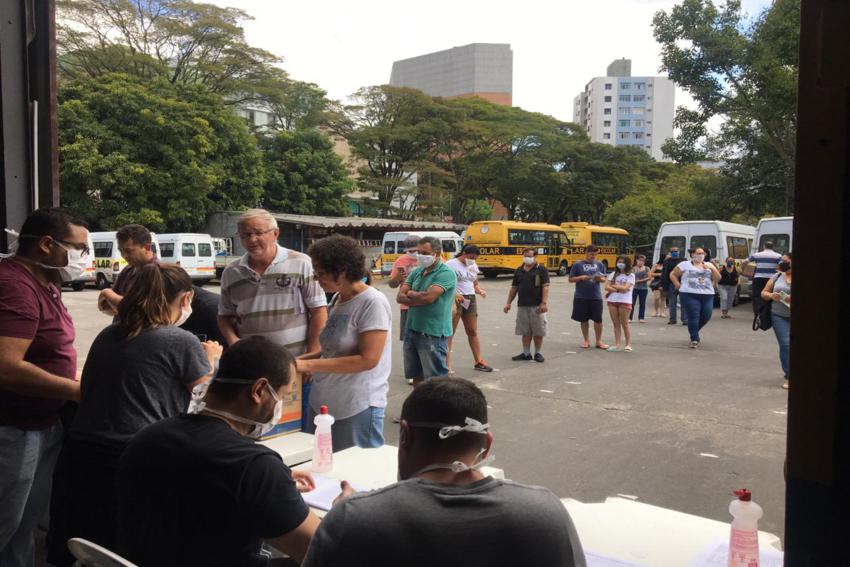 São Bernardo entrega cestas de alimentos aos profissionais do transporte escolar