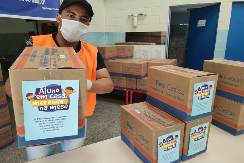 Lauro Michels entrega kits de alimentação a 33 mil alunos da rede