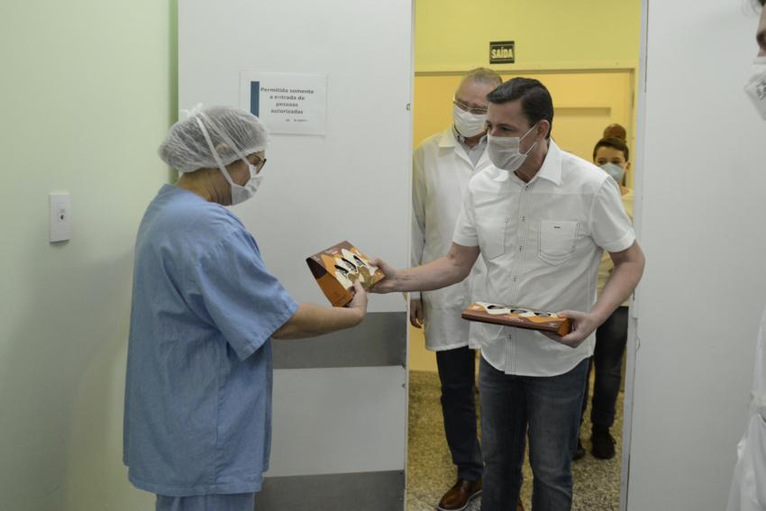De alta, Morando entrega ovos de chocolate no Hospital de Clínicas