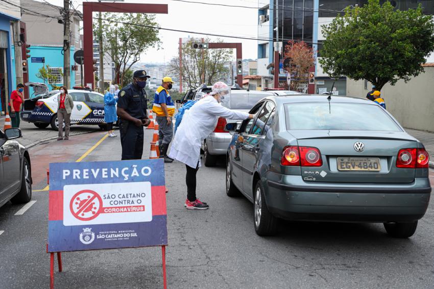 No trânsito, Prefeitura de São Caetano faz primeiros testes contra covid-19