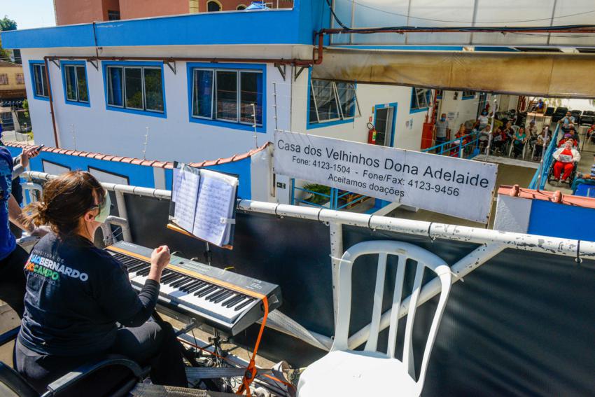 Das varandas e janelas, famílias de S.Bernardo assistem pianista homenagear mães