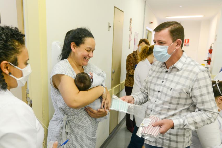 Orlando Morando entrega kits de máscaras às mães internadas em hospitais
