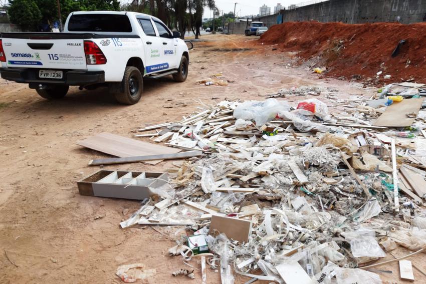 Empresa de móveis é flagrada em descarte irregular de resíduos em Sto.André
