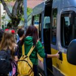 alunos entrando em van escolar