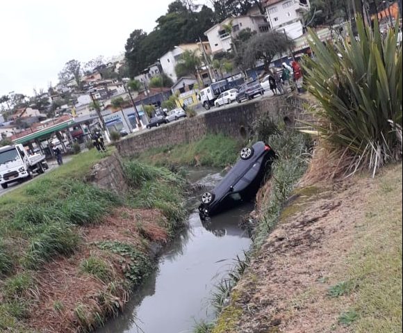Motorista perde a direção e cai com carro em rio de Ribeirão Pires