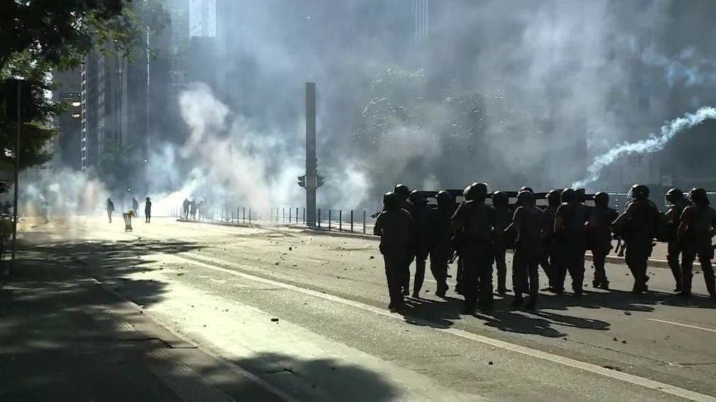 Manifestantes entram em confronto na Avenida Paulista