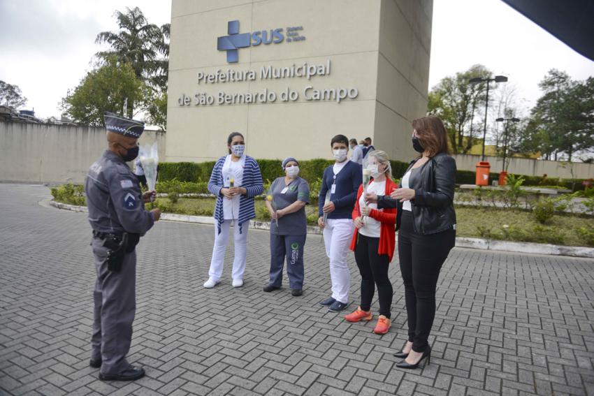 Curado da covid-19, PM presta homenagem no Hospital de Clínicas de São Bernardo