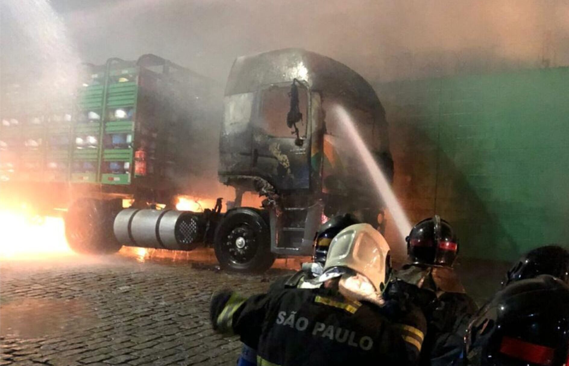 Caminhões com mais de mil botijões de gás pegam fogo em Mauá