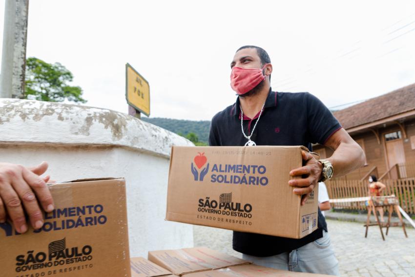 Santo André distribui cestas básicas e máscaras em Paranapiacaba
