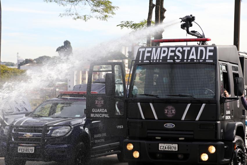 Diadema ganha caminhão tempestade para combater pancadões com jato d´água