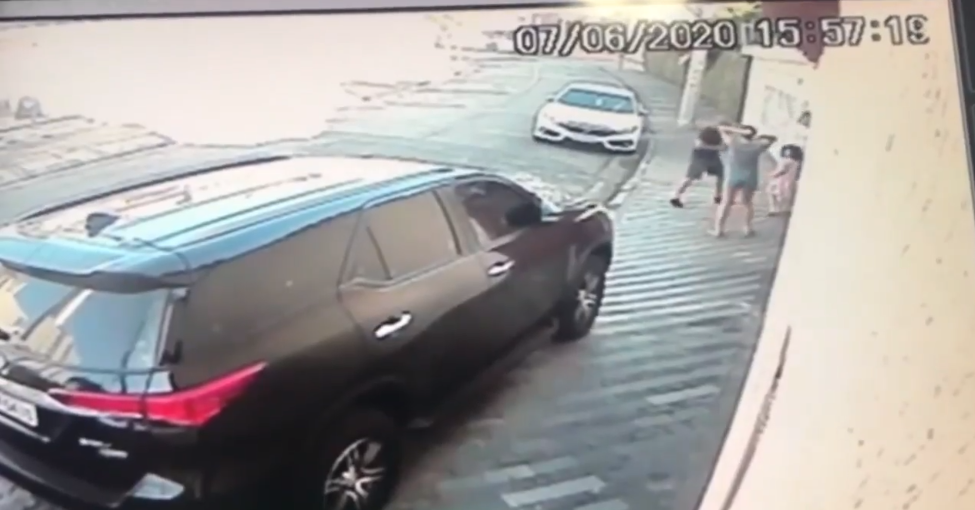 Bandido aponta arma para família e rouba veículo em Sto.André; Veja vídeo