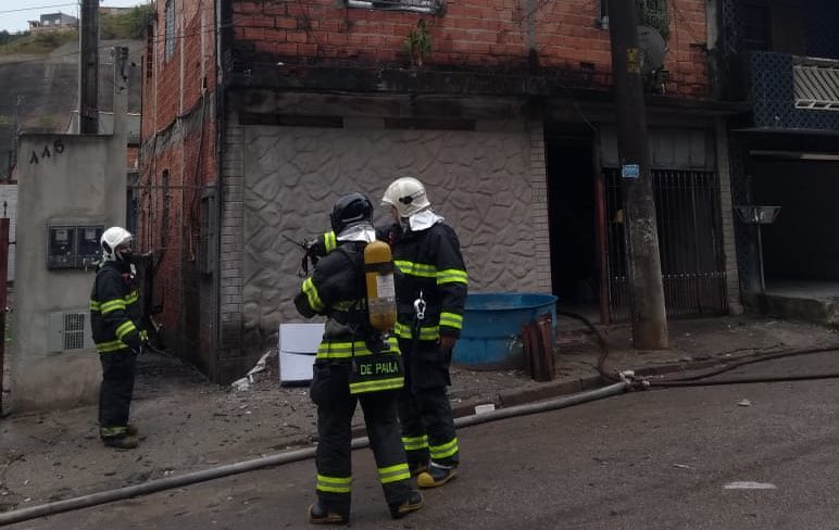 PM resgata cadeirante de imóvel atingido por incêndio em Diadema