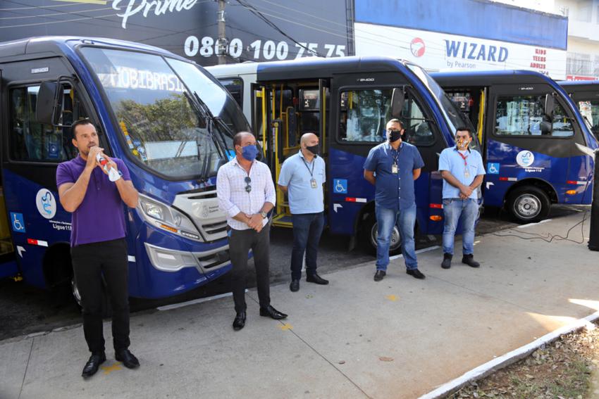 Prefeito Lauro Michels entrega 7 novos micro-ônibus em Diadema