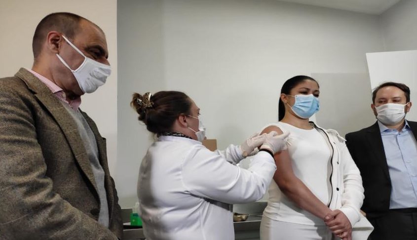 Enfermeira é a 1ª a receber na USCS vacina em teste contra o coronavírus