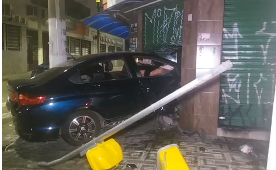 Ladrões roubam carro e, na fuga, colidem com bar em Santo André