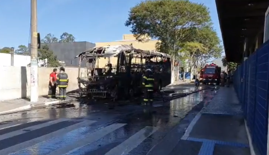 Em Diadema, ônibus pega fogo no Terminal de Piraporinha