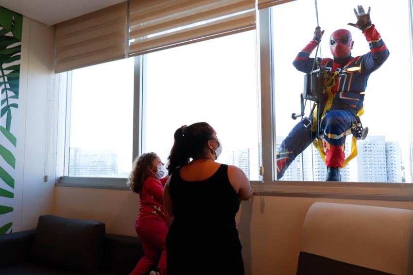 Hospital São Luiz São Caetano utiliza super-heróis para animar pacientes