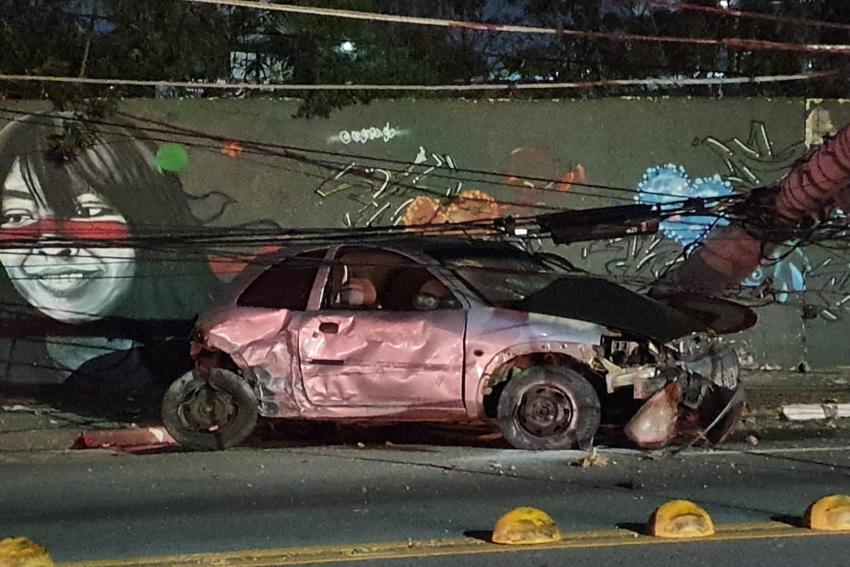 Acidente de carro causa queda de poste e deixa uma vítima em Mauá