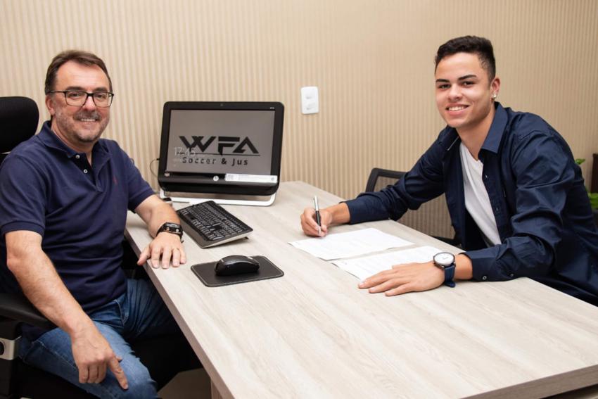 Garoto do Jardim Laura de S.Bernardo assina contrato com a WFA Soccer