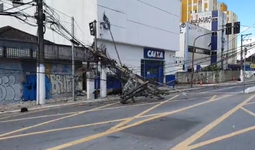 Em S.Bernardo, acidente causa queda de poste, trânsito e falta de energia