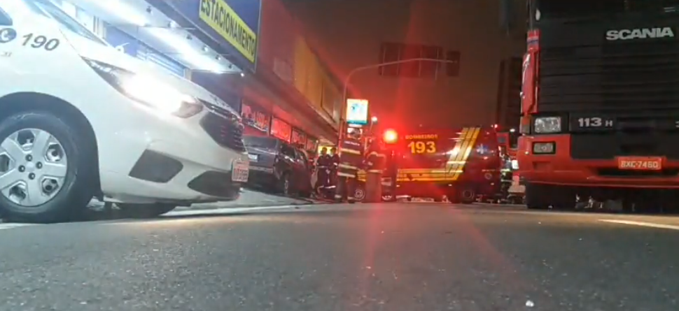 Motorista em alta velocidade colide com carro e fachada de loja e morre em Sto.André