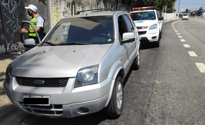 PM apreende carro com 1.062 multas de trânsito que somam R$ 4,4 milhões