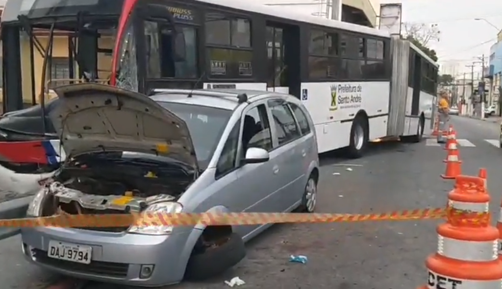 Acidente entre ônibus e carro em Santo André deixa vítimas