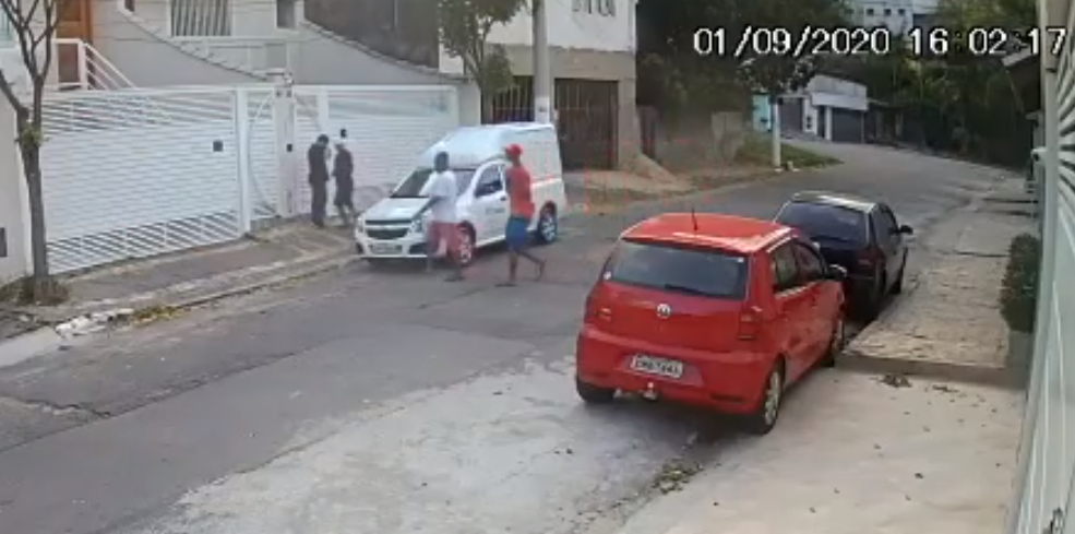 Três bandidos roubam carro e ameaçam vítima; veja vídeo da ação