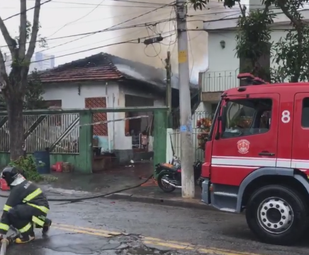 Residência pega fogo em Santo André; Veja vídeo