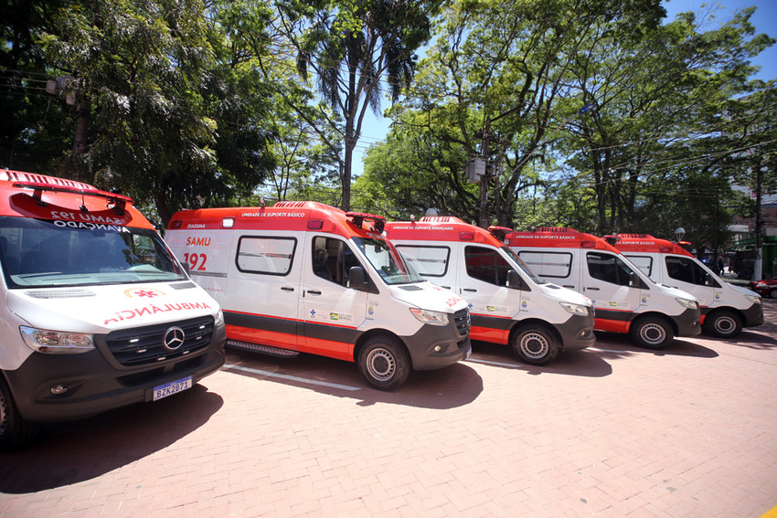 Lauro Michels entrega ambulâncias ao Samu, viatura à GCM e caminhão aos bombeiros