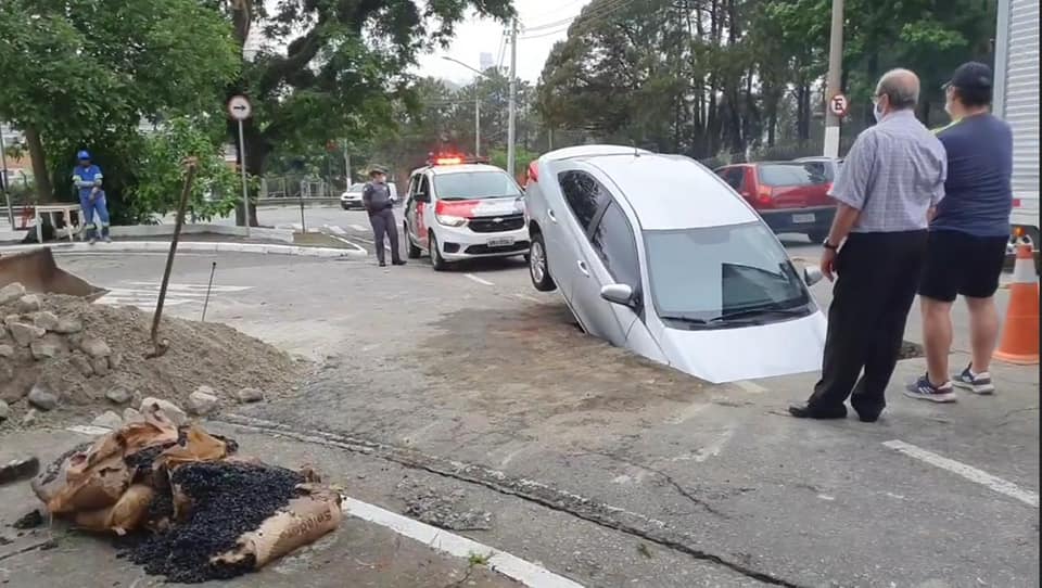 Motorista cai com carro em buraco de obra da Sabesp em São Bernardo