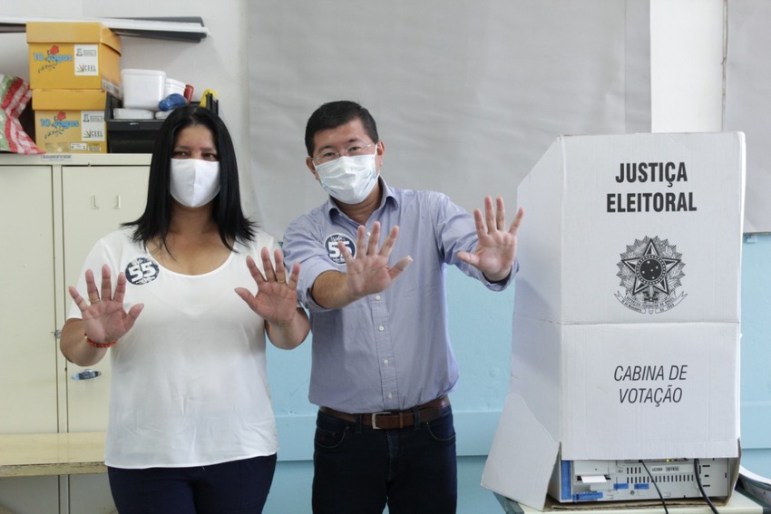 Ao lado de sua vice, Taka Yamauchi votou pela manhã na Vila Nogueira