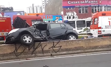 Motorista faz conversão proibida e colide com trólebus em São Bernardo