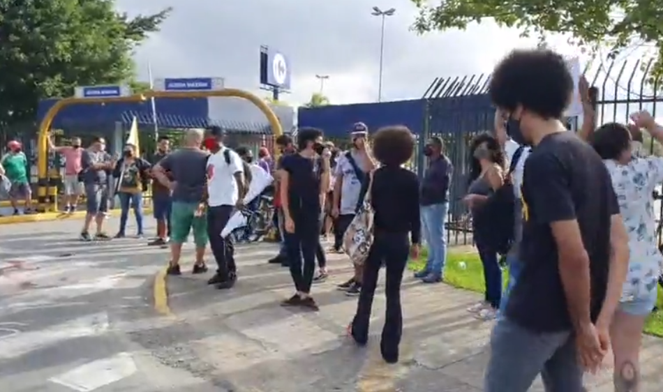 Jovens protestam no Carrefour de Santo André contra morte de negro no RS