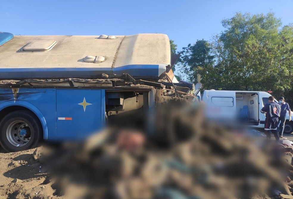 Acidente entre caminhão e ônibus deixa 41 mortos no interior paulista