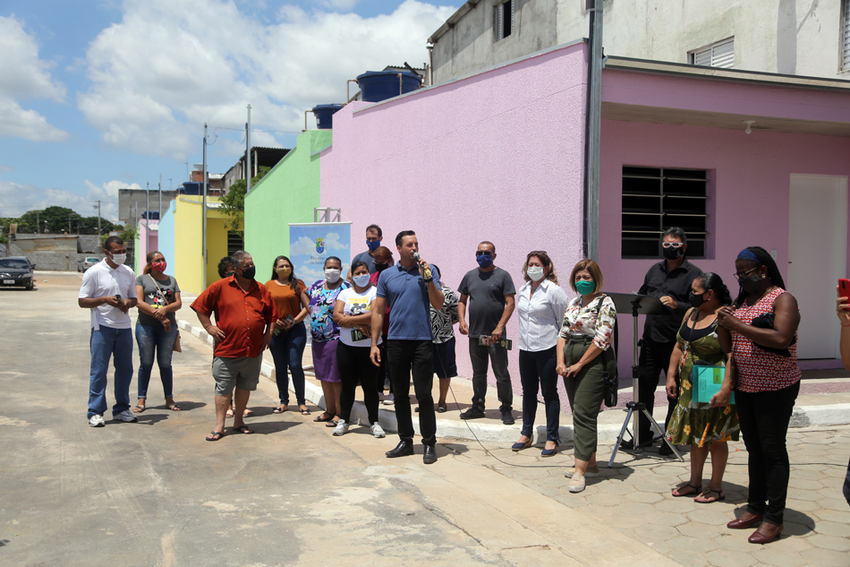 Lauro Michels entrega moradias no Conjunto Habitacional Naval
