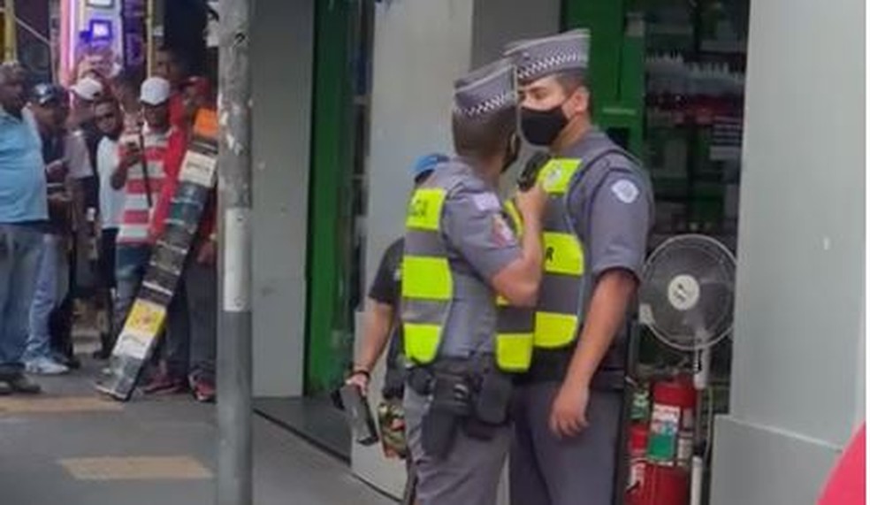 Policial aponta arma para o rosto de colega PM, após discussão; Veja vídeo