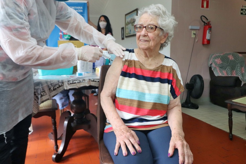 Idosa de 88 anos que venceu a Covid é a 1ª a receber vacina de Oxford em Ribeirão Pires