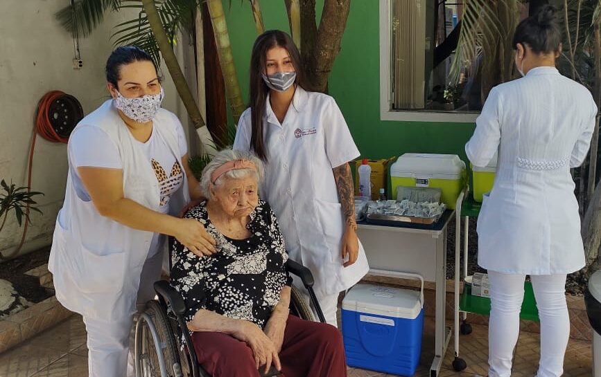 Aos 107 anos, Joana é a primeira idosa vacinada em Diadema
