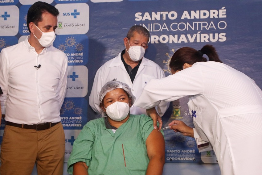 Em Sto.André, 300 funcionários de hospitais são imunizados no 1º dia