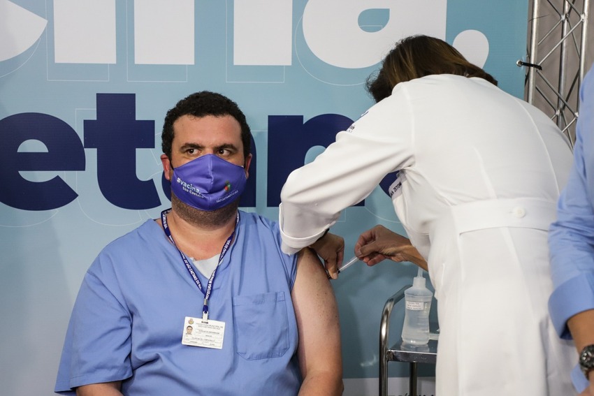 Emocionado, auxiliar de enfermagem é o 1º a ser vacinado em São Caetano