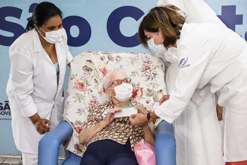 Mulher de 104 anos é a primeira idosa vacinada contra covid em S.Caetano